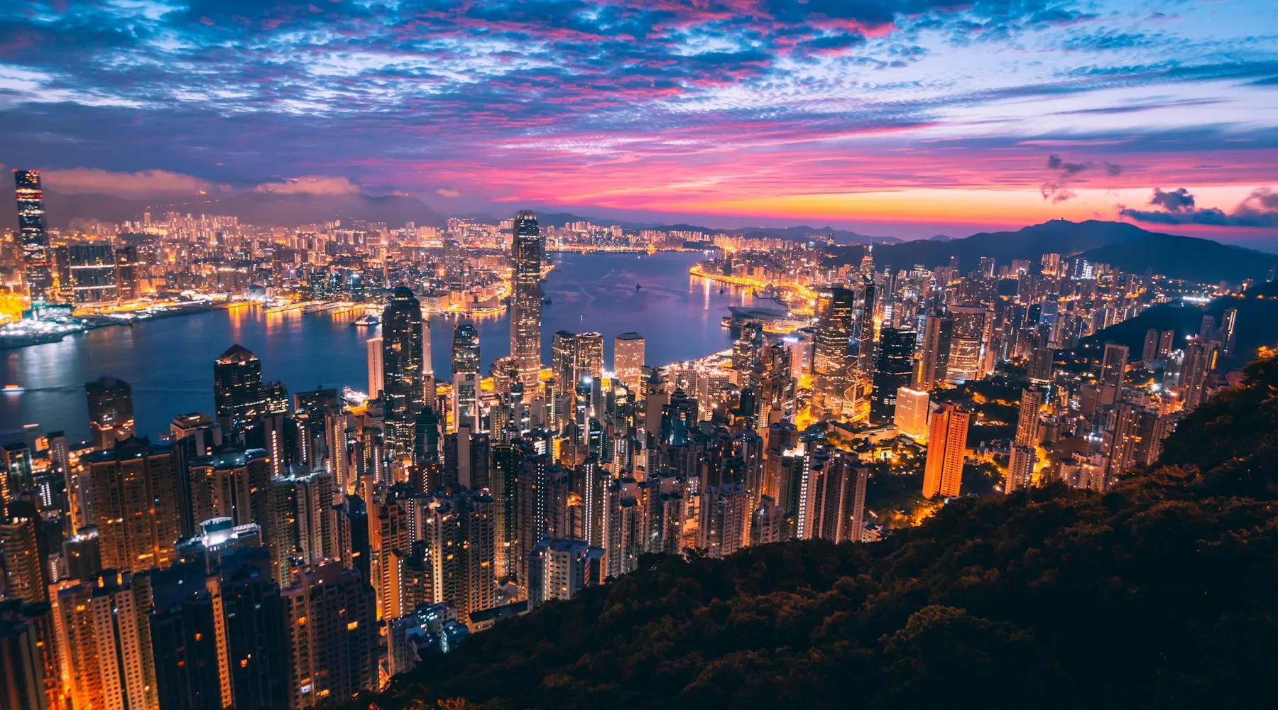 Le panorama de Hong Kong au crépuscule