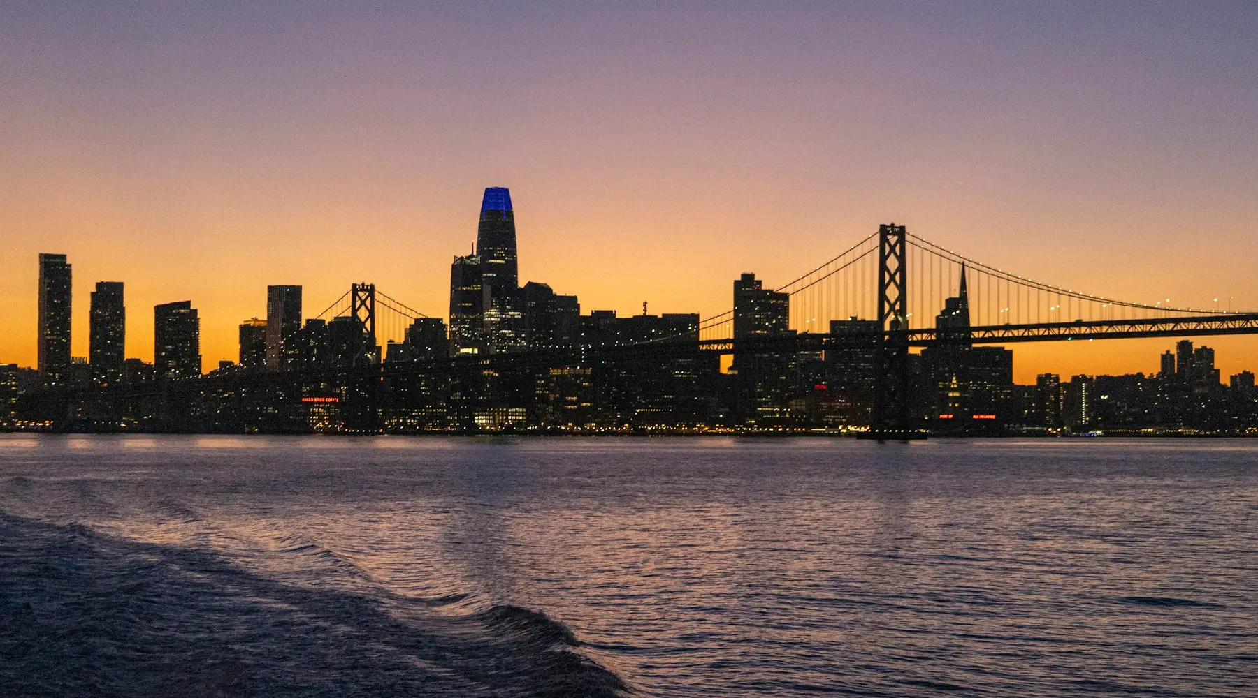 Le panorama de San Francisco et le Bay Bridge au coucher du soleil