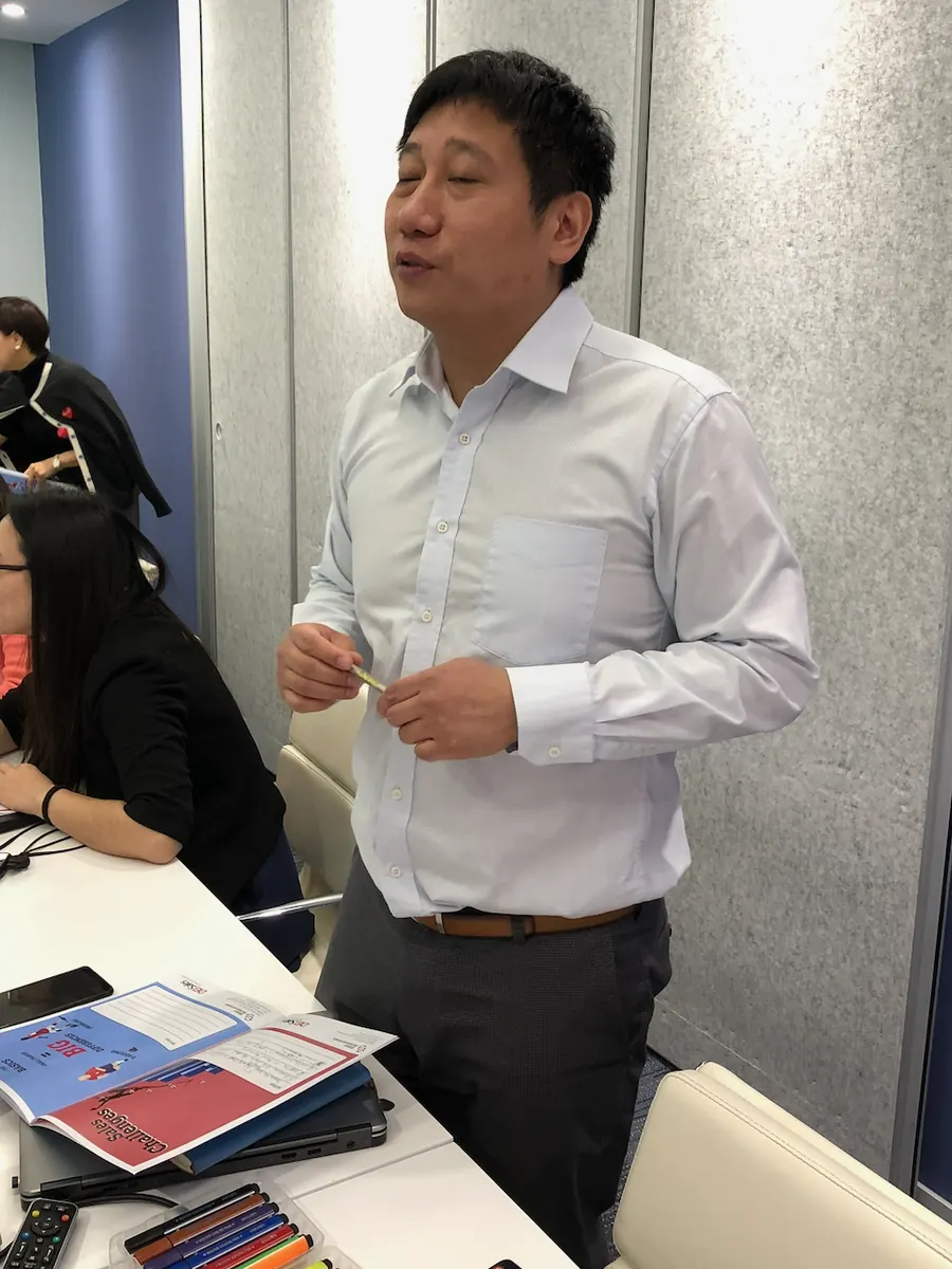 Un dirigeant des ventes d’IDC qui prend la parole à l’atelier de Pékin